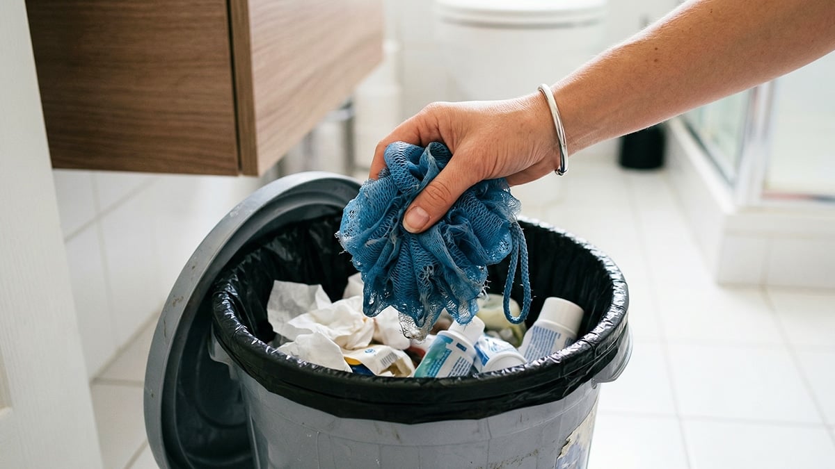 샤워타올을 버리는 모습