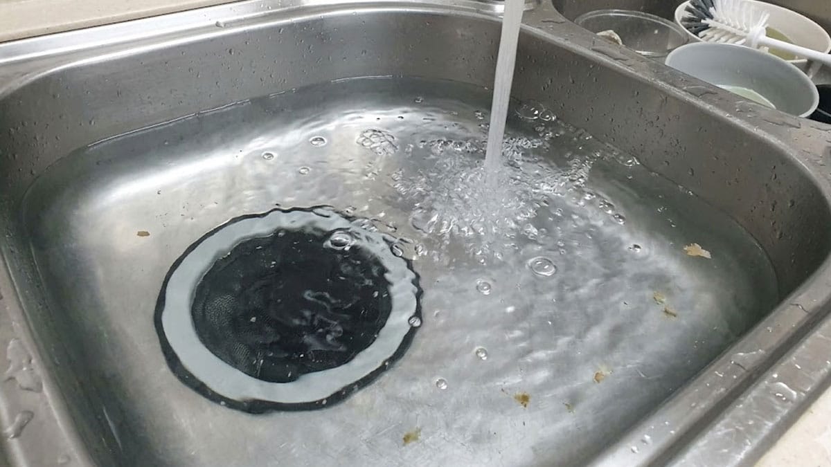 기름 찌꺼기 절대 ‘싱크대’에 버리지 마세요…복구 비용 수십만 원 깨집니다