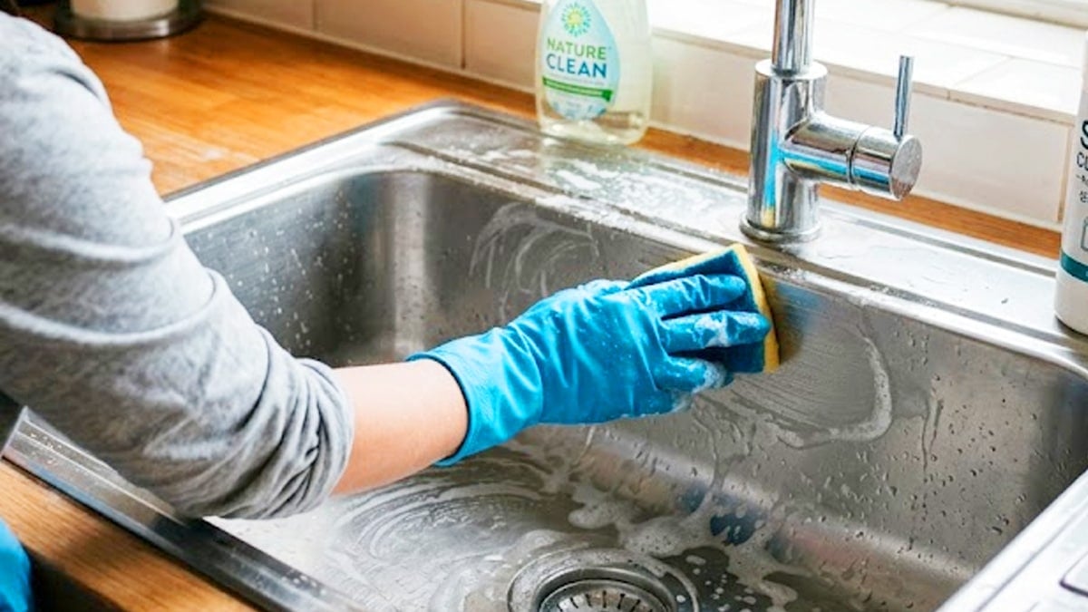 싱크대 흰 얼룩 ‘이렇게’ 지워보세요…반짝반짝 빛이 나서 깜짝 놀라는 방법입니다