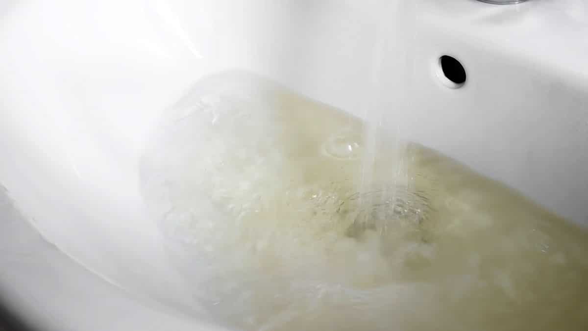 집에 있는 빨대 ‘이렇게’ 써보세요…머리카락으로 막혀있던 배수구 뻥 뚫립니다