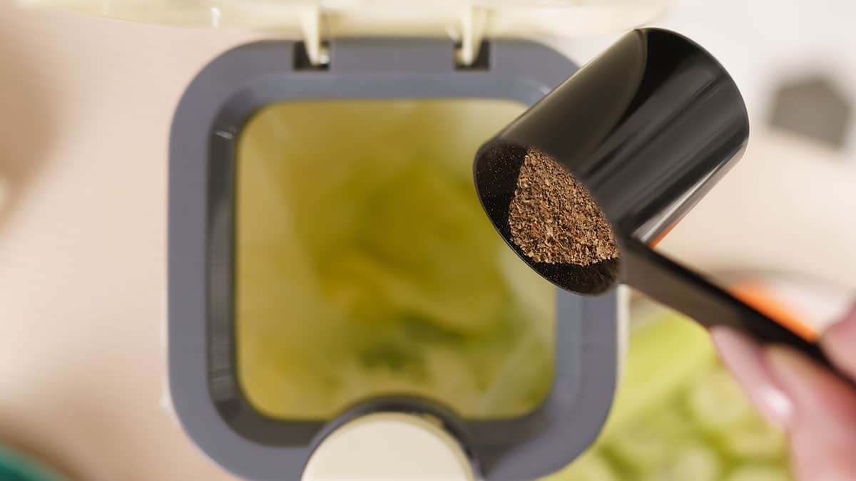 음식물 쓰레기통에 ‘이 한 줌’ 넣어보세요…냄새·초파리 동시에 잡을 수 있습니다