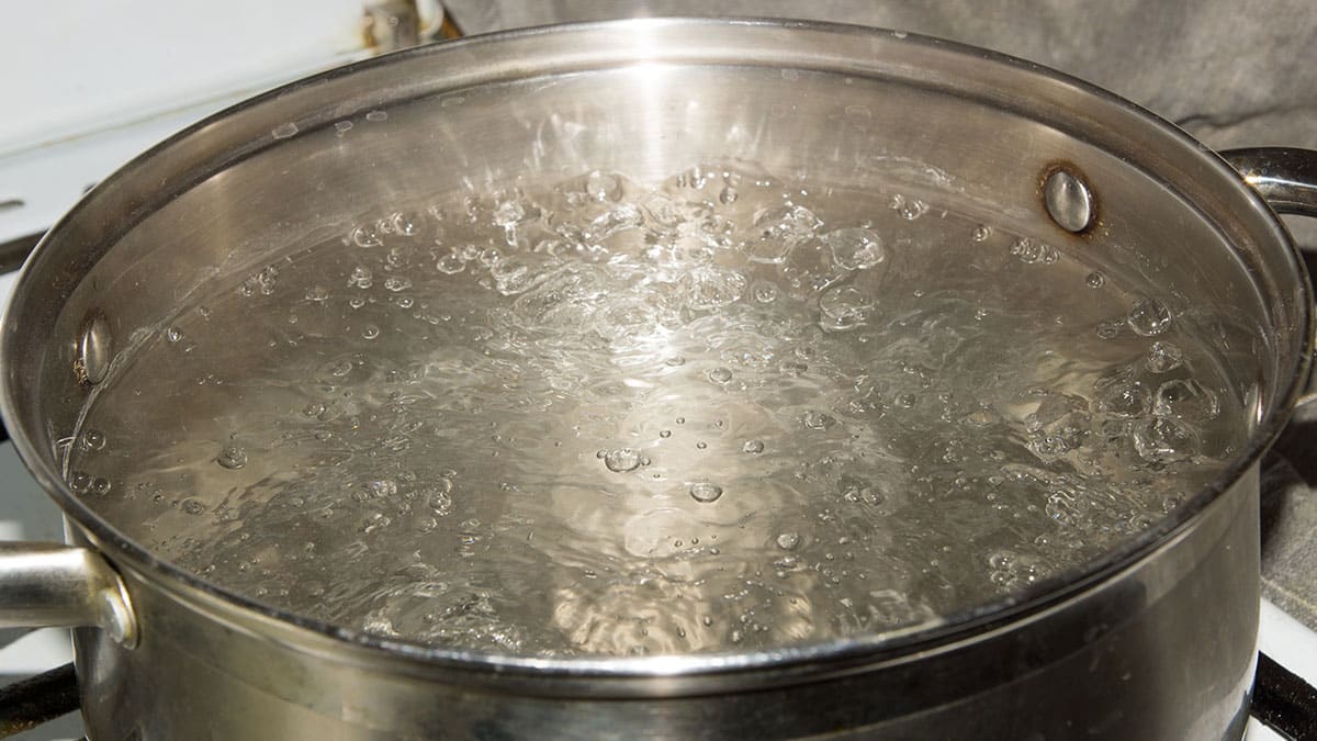 냄비에 끓는 물