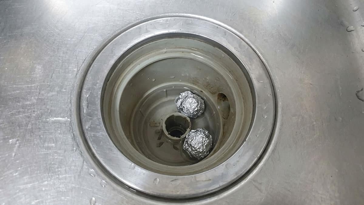 싱크대 배수구에 ‘호일’ 뭉쳐서 넣어보세요…생활 난이도 확 내려갑니다