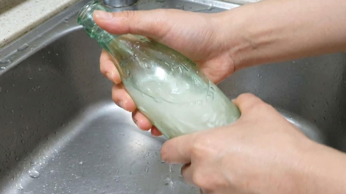 기름병, 그냥 헹구지 말고 ‘생쌀’ 조금 넣어보세요…살림 고수들도 놀란 방법입니다