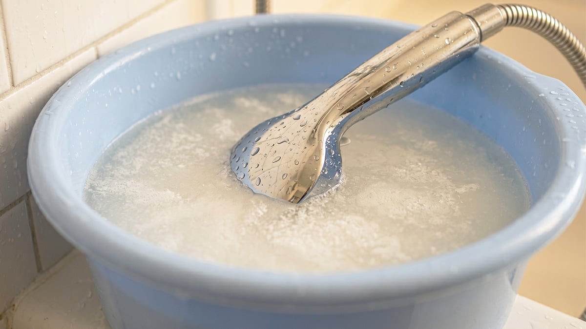 “욕실 샤워기를 ‘이 물’에 담궈보세요”… 물때가 말끔하게 없어집니다