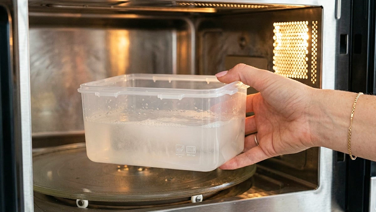 밀폐용기를 전자레인지에 넣는 모습