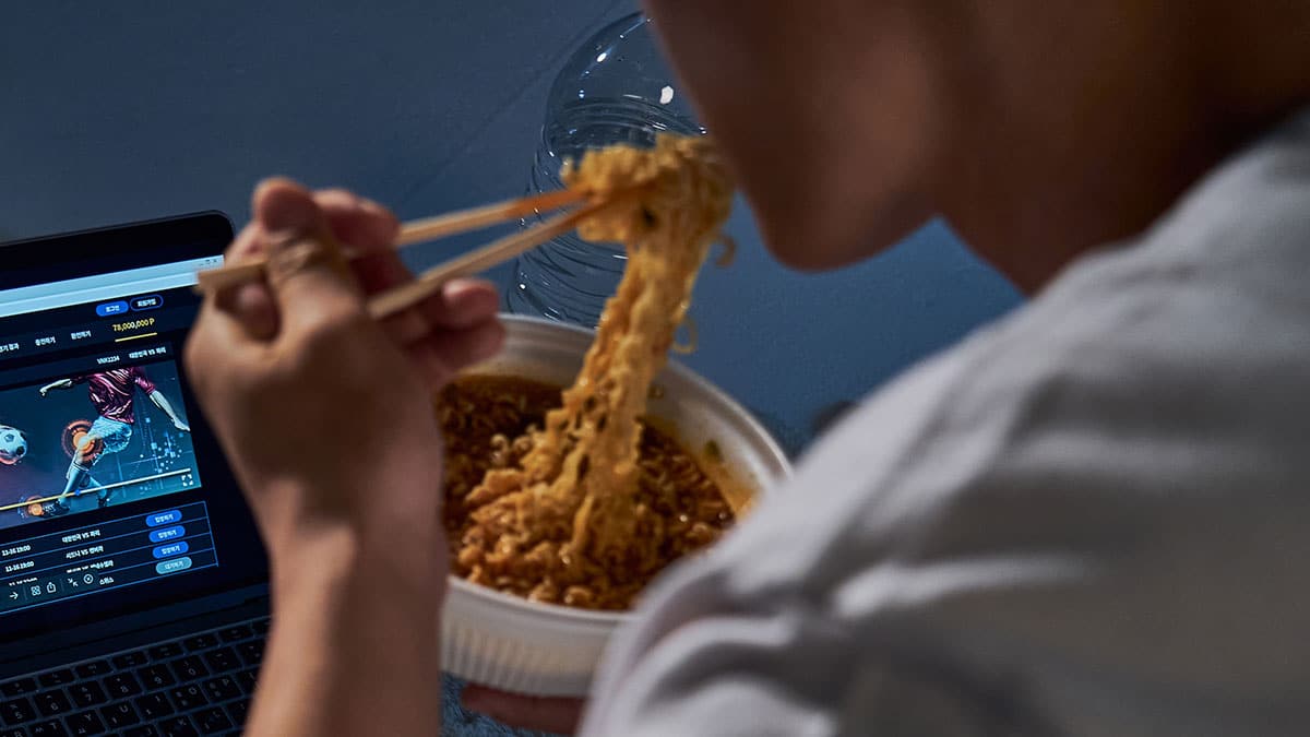 “라면 먹은 날 ‘이 한 컵’ 꼭 챙겨보세요”… 다음 날 거울 보고 깜짝 놀랐습니다