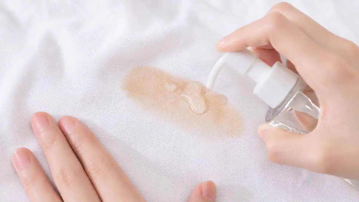 “옷에 묻은 화장품 얼룩에 ‘이 액체’ 발라보세요”… 단번에 흔적도 없이 지워집니다